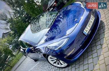 Седан Tesla Model 3 2022 в 