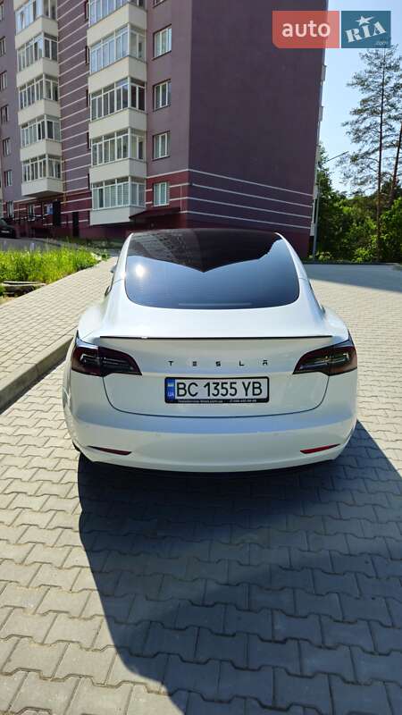 Седан Tesla Model 3 2021 в Новояворовске