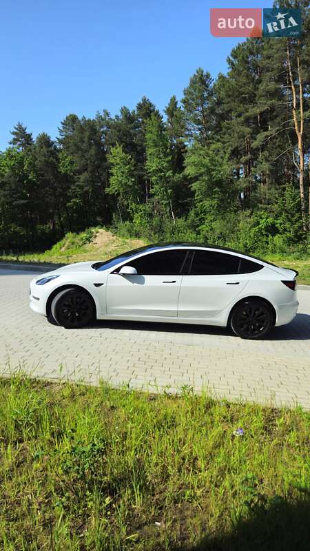 Седан Tesla Model 3 2021 в Новояворовске