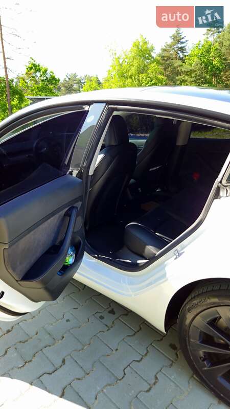 Седан Tesla Model 3 2021 в Новояворовске