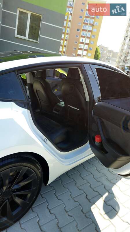 Седан Tesla Model 3 2021 в Новояворовске