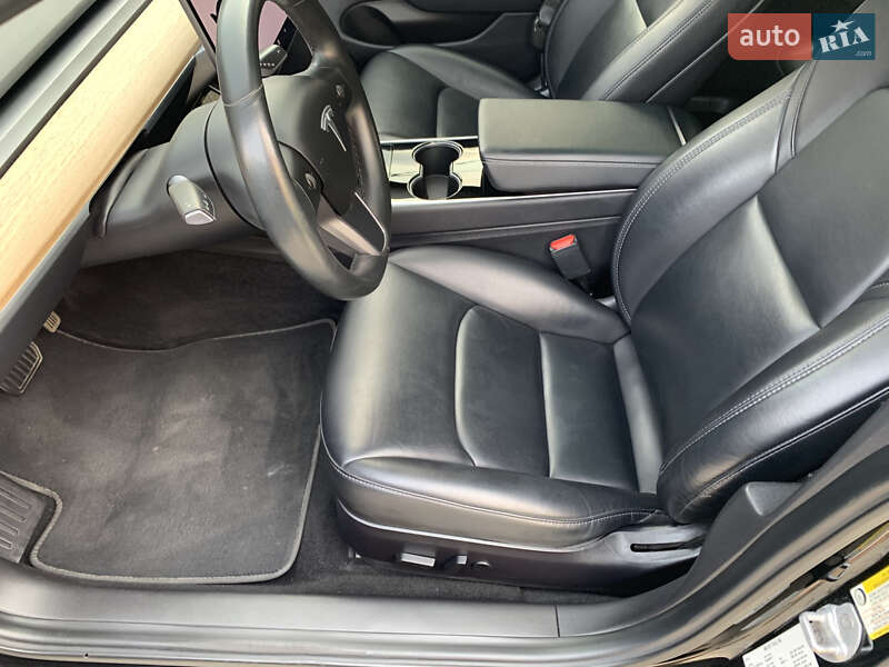 Седан Tesla Model 3 2019 в Буче