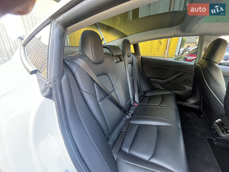 Седан Tesla Model 3 2022 в Самборі