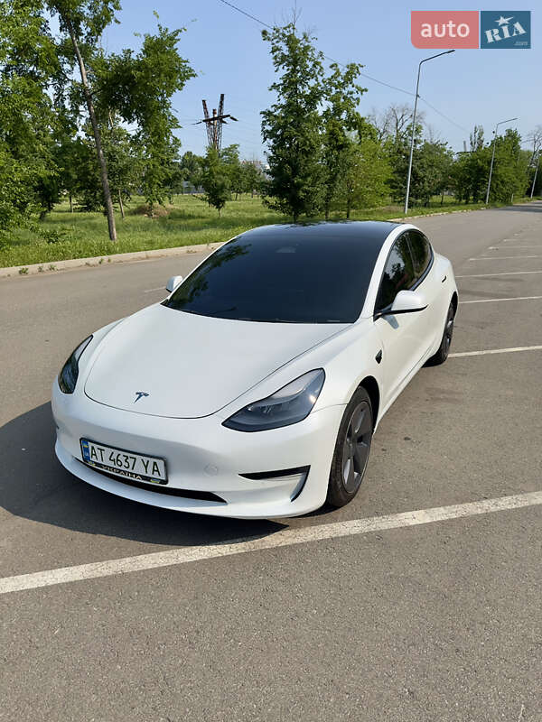 Седан Tesla Model 3 2022 в 