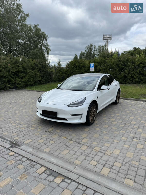 Седан Tesla Model 3 2022 в 