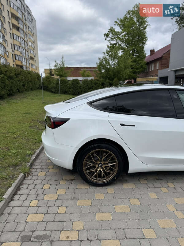 Седан Tesla Model 3 2022 в Львове
