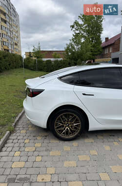 Седан Tesla Model 3 2022 в 