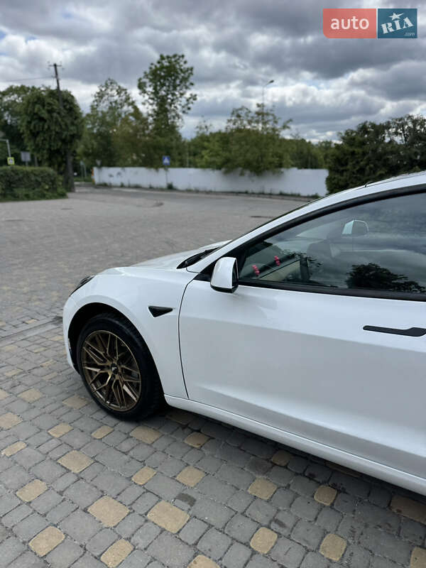 Седан Tesla Model 3 2022 в Львове