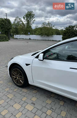 Седан Tesla Model 3 2022 в 
