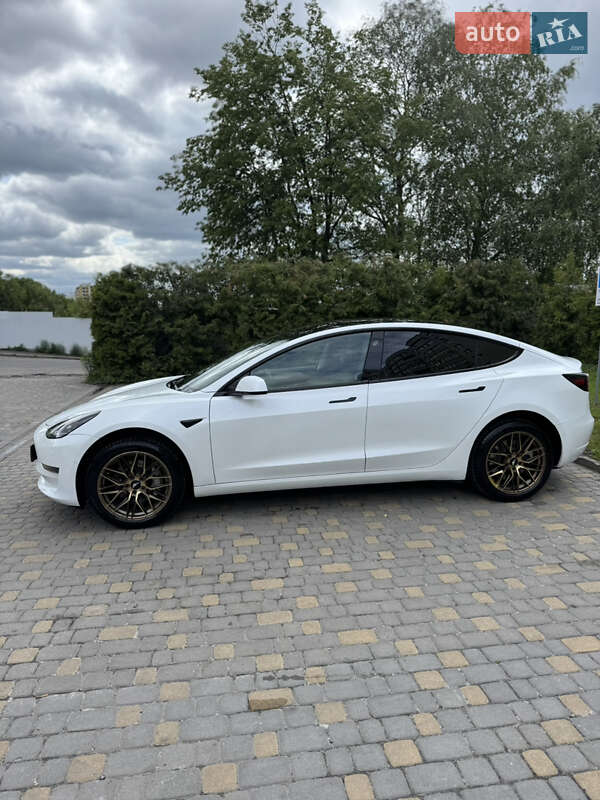 Седан Tesla Model 3 2022 в Львове