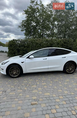 Седан Tesla Model 3 2022 в 