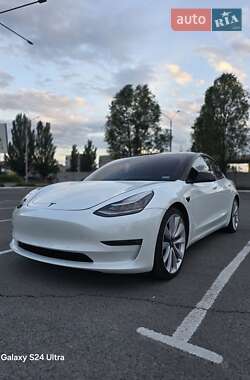 Седан Tesla Model 3 2019 в Миргороді