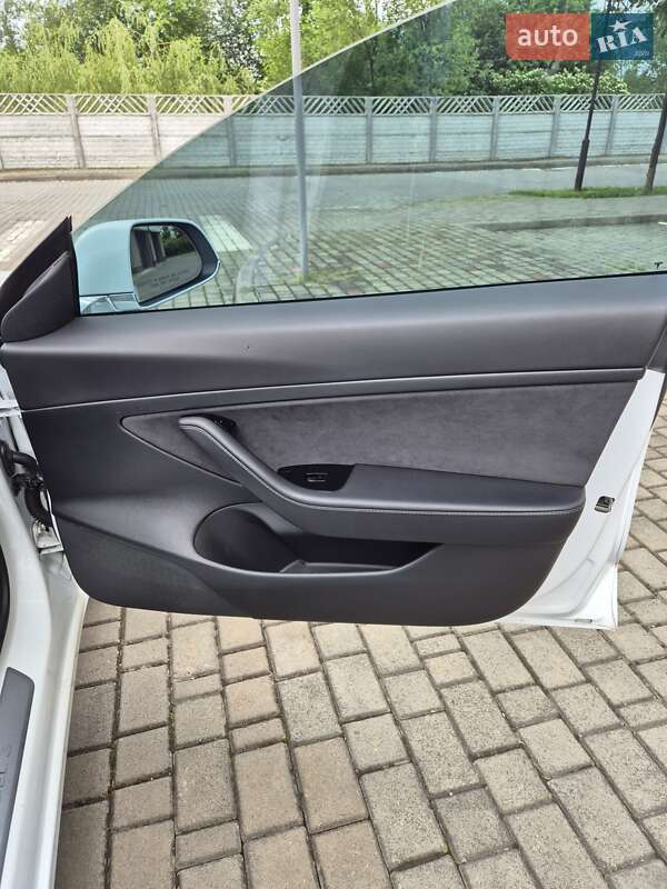 Седан Tesla Model 3 2020 в Івано-Франківську