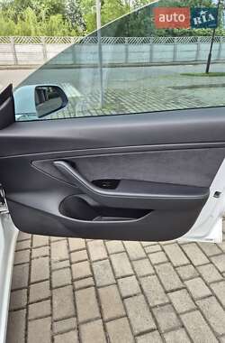 Седан Tesla Model 3 2020 в 