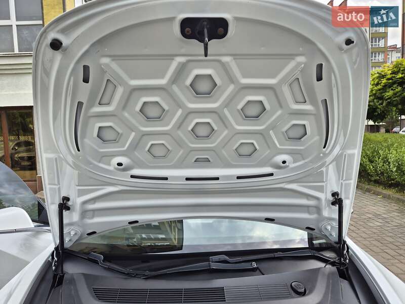 Седан Tesla Model 3 2020 в Івано-Франківську