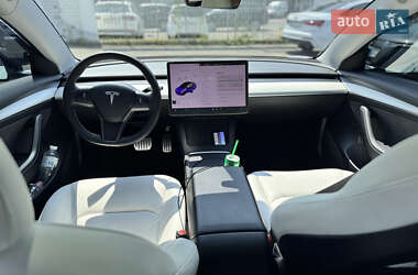 Седан Tesla Model 3 2021 в 