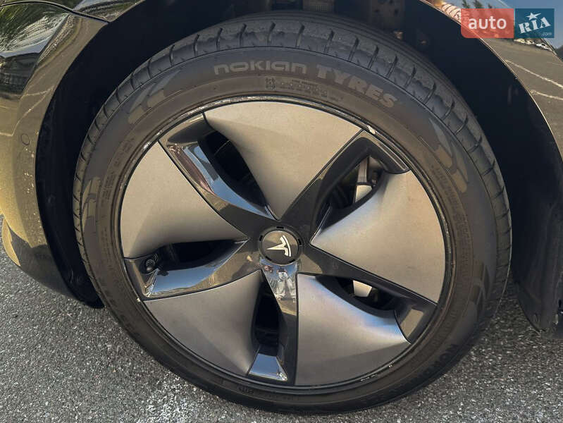 Седан Tesla Model 3 2019 в Киеве