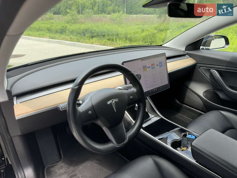 Седан Tesla Model 3 2019 в Львове