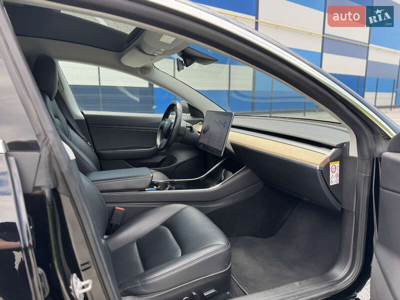 Седан Tesla Model 3 2019 в Львове