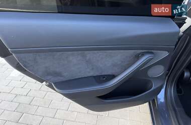 Седан Tesla Model 3 2021 в 
