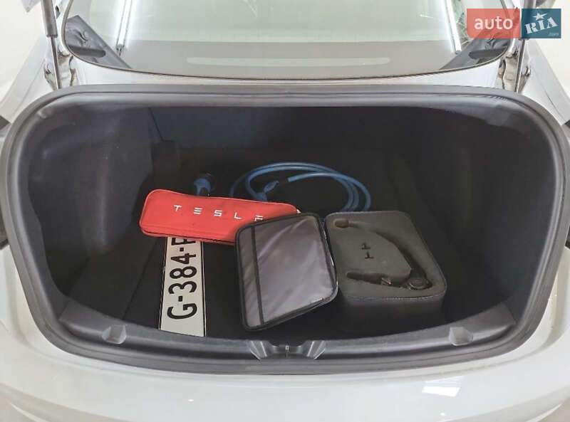 Седан Tesla Model 3 2019 в Киеве