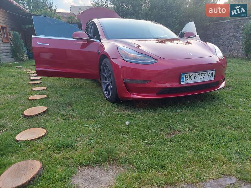 Седан Tesla Model 3 2019 в Ужгороде