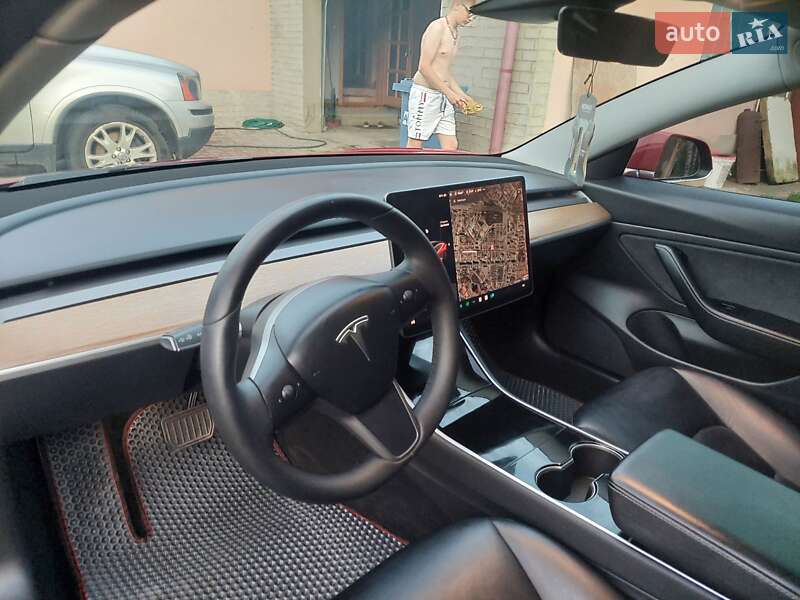 Седан Tesla Model 3 2019 в Ужгороде
