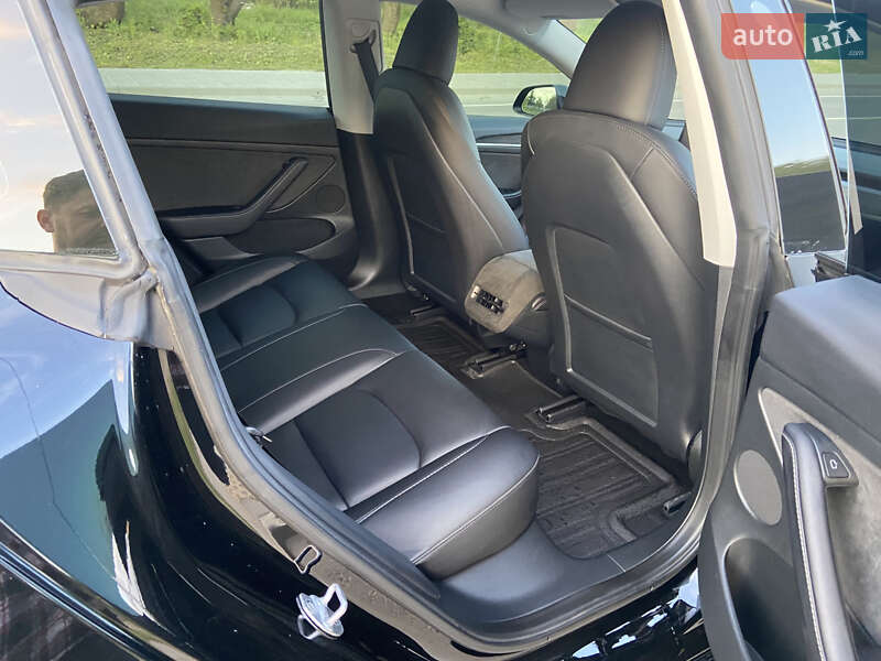 Седан Tesla Model 3 2023 в Львове