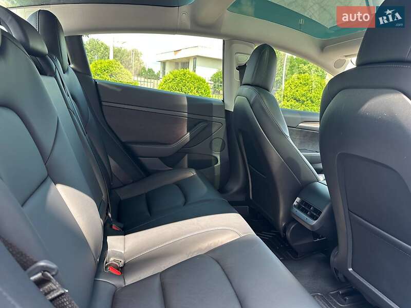 Седан Tesla Model 3 2021 в Луцьку
