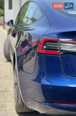 Седан Tesla Model 3 2022 в 
