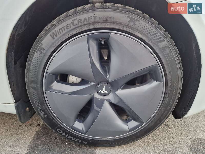 Седан Tesla Model 3 2020 в Луцке