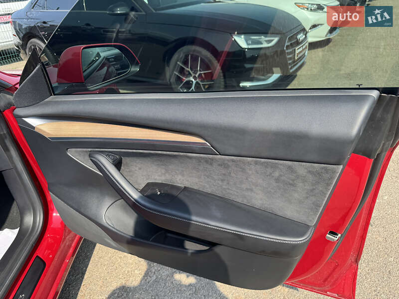 Седан Tesla Model 3 2021 в Киеве
