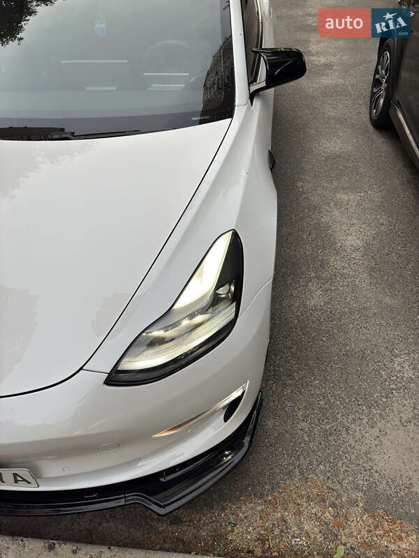 Седан Tesla Model 3 2021 в Киеве