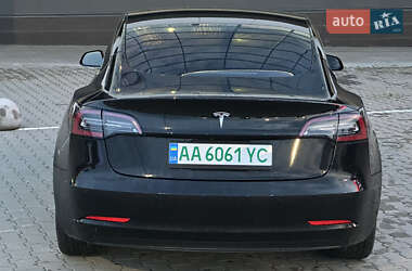 Седан Tesla Model 3 2022 в 