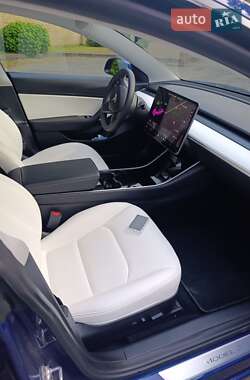 Седан Tesla Model 3 2020 в 