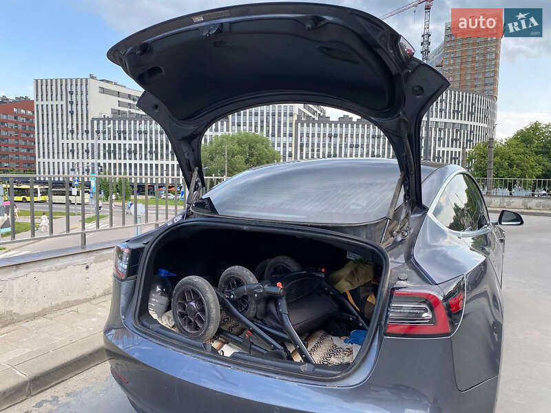 Седан Tesla Model 3 2020 в Львове