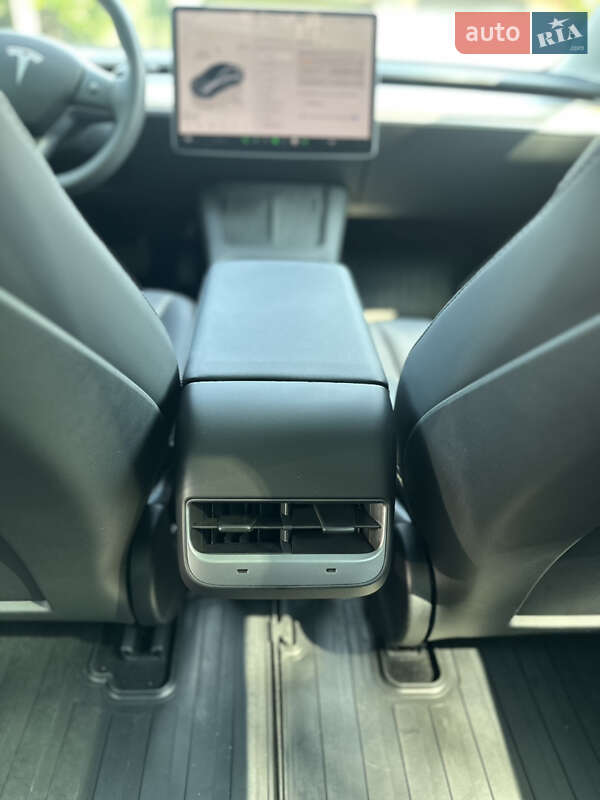 Седан Tesla Model 3 2023 в Ірпені