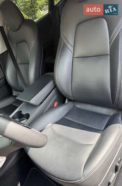 Седан Tesla Model 3 2023 в 