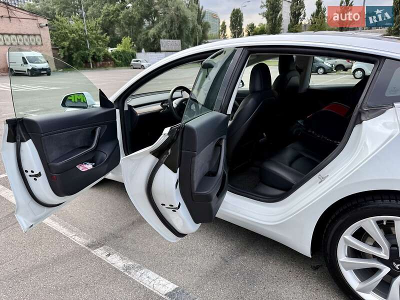 Седан Tesla Model 3 2020 в Киеве