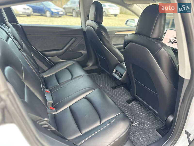 Седан Tesla Model 3 2022 в Львове