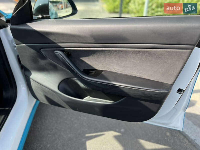 Седан Tesla Model 3 2019 в Києві