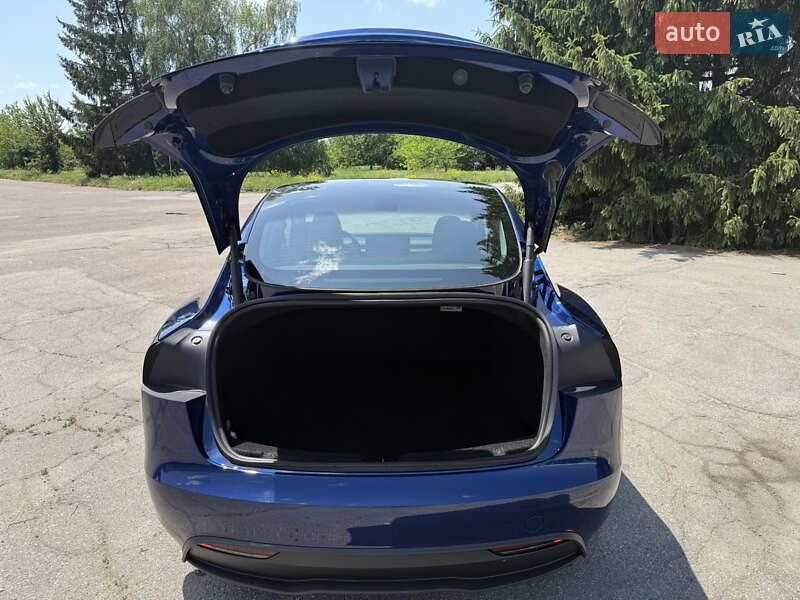Седан Tesla Model 3 2024 в Кропивницькому