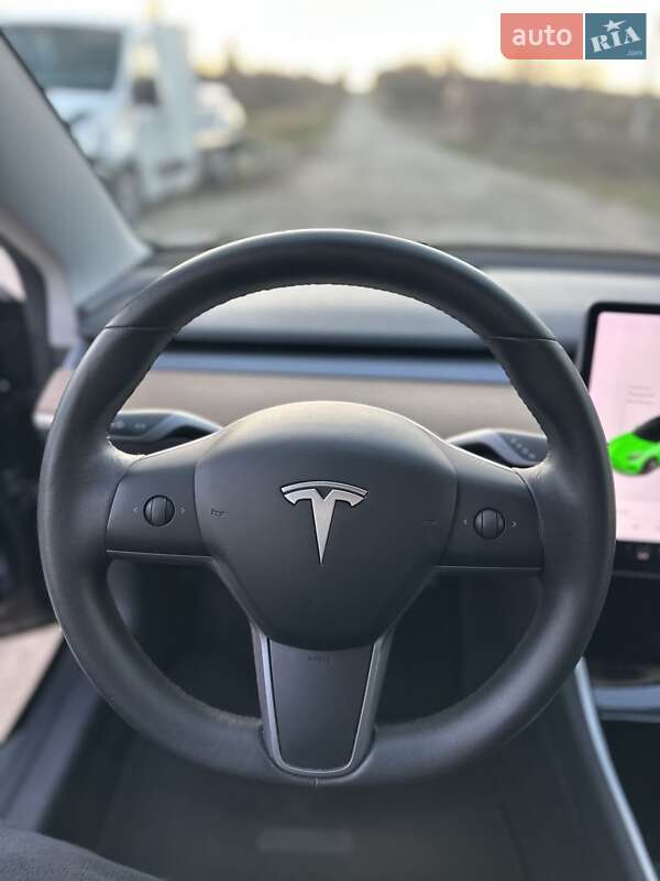 Седан Tesla Model 3 2020 в Ровно