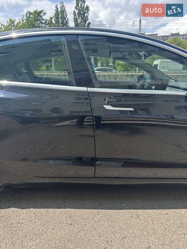 Седан Tesla Model 3 2020 в Ровно