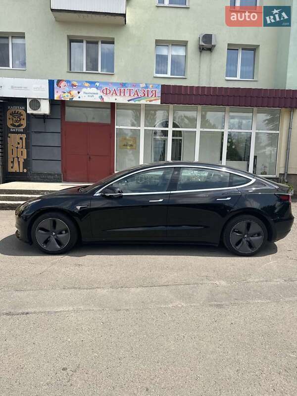 Седан Tesla Model 3 2020 в Ровно