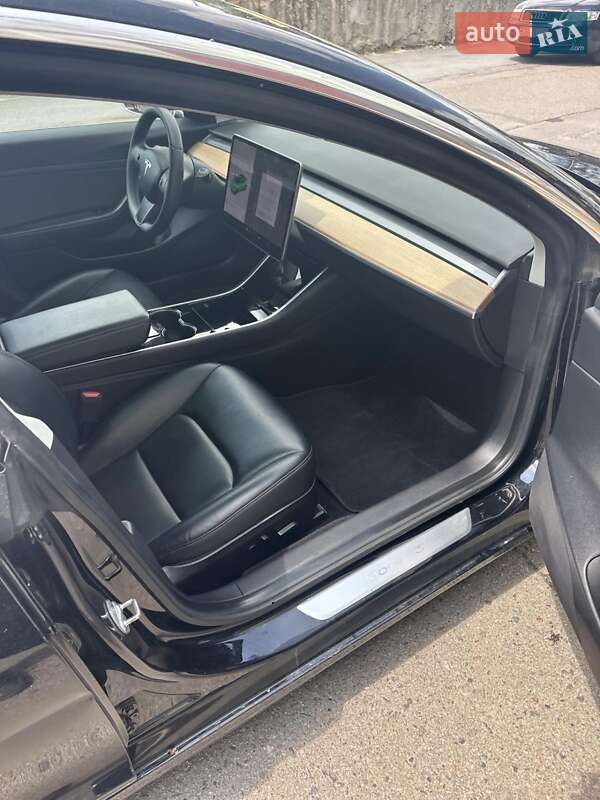Седан Tesla Model 3 2020 в Ровно