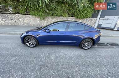 Седан Tesla Model 3 2022 в 