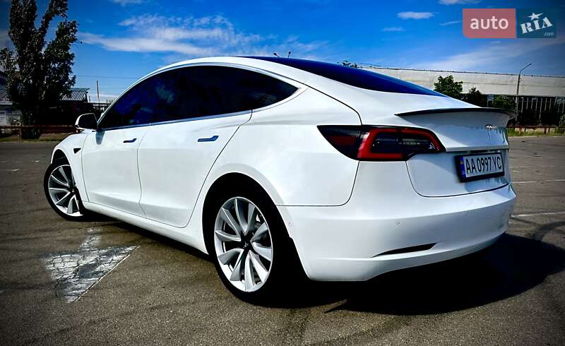 Седан Tesla Model 3 2020 в Києві