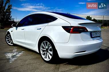 Седан Tesla Model 3 2020 в 