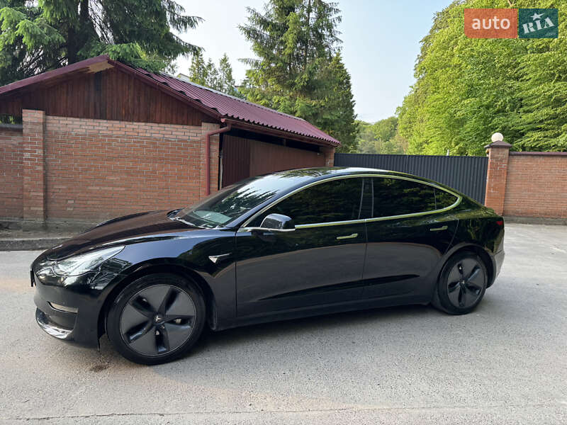 Седан Tesla Model 3 2019 в Львові